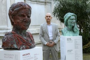 Venezia, il viaggio di George Petrides nella cultura greca con le “Teste Elleniche”