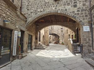 Viterbo Capitale Medievale con artisti, cosplay e musica in piazza