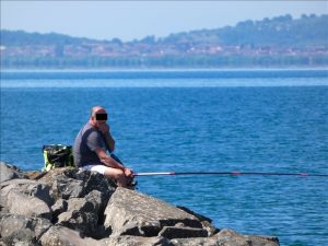 Calci, schiaffi e vestiti bruciati perchè si fa sfuggire un pesce: domiciliari per un pregiudicato di Tor Bella Monaca