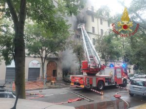 Incendio in una palazzina a Milano, tre morti e tre feriti