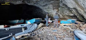 Ponza (Lt) – Roan di Civitavecchia sequestra grotta trasformata in discarica, tre denunciati a piede libero