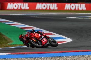 Pole da record per Bagnaia ad Assen, Martin e Vinales in prima fila