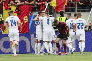 Euro 24, lunedì sorprese: Francia a fatica, stecca il Belgio. Copertine tutte Romania