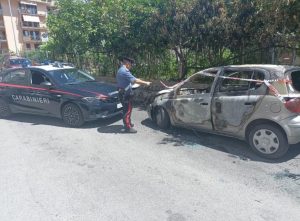 Notte di fuoco a Itri, due auto date alle fiamme: indagano i Carabinieri