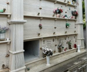 Amatrice, al cimitero continuano a sparire lapidi: dita puntate contro “i forestieri”