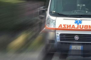 Latina, perde il controllo dell’auto e finisce nel fosso: feriti un 50enne e la figlia di 8 anni