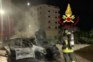 Esplosione ad Ardea, bomba molotov contro auto di guardia giurata