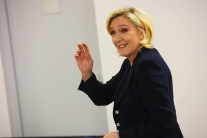 Francia, la destra al 34%. Le Pen “Blocco Macron quasi cancellato”