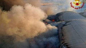Roma, grave incendio in zona San Basilio: capannone distrutto, colonna di fumo visibile da chilometri