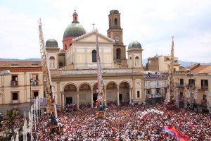 Viterbo – I Facchini di Santa Rosa “danzano” con i Gigli di Nola