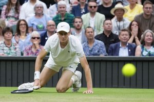 Sinner, Wimbledon resta tabù: malore e sconfitta, Medvedev in semifinale