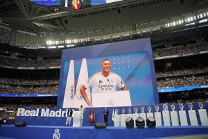 Esageratamente Real Madrid: presentazione stellare Mbappé, Bernabeu impazzito