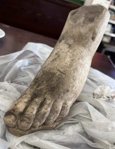 A Falerii Novi emerge nuovo reperto archeologico, è il piede di un’antica statua