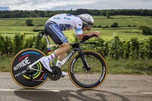 Al Tour Evenepoel vince la crono, Pogacar sempre in giallo