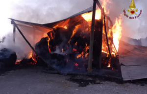 Tolfa, in fiamme un fienile sulla strada per Santa Severa: impegnate due autobotti dei Vigili del Fuoco