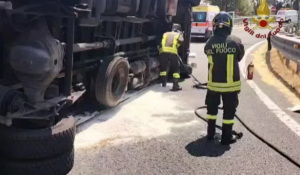 Ribaltamento sulla Roma-Fiumicino, grave il conducente del camion: interviene eliambulanza