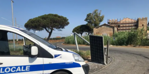 Ladispoli, pirata della strada si schianta su impianti fotovoltaici e fugge