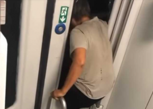 Panico sul treno a Cesano, tira il freno e spacca il vetro della porta: denunciata  51enne (VIDEO)