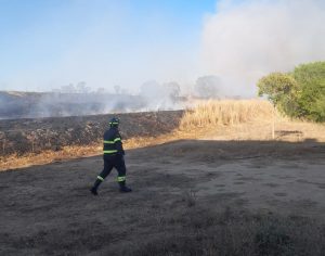 Cerveteri – Vasto incendio coinvolge due roulotte, vigili del fuoco evitano esplosione di bombole del gas