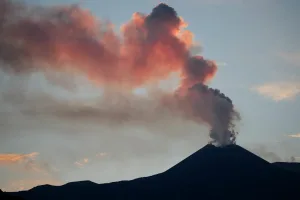 Esaurita fontana di lava sull’Etna, verso graduale riapertura aeroporto Catania