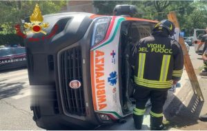 Sperona l’ambulanza che trasporta la moglie, nell’incidente muore la suocera