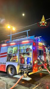 Civitavecchia, incendio all’alba all’officina di Via Antonini: distrutta un’auto