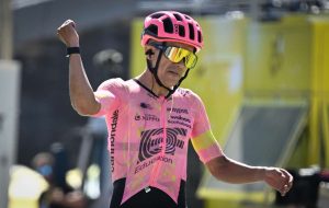 Carapaz vince in solitaria al Tour, Pogacar resta al comando