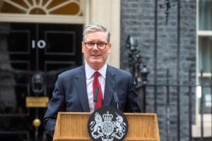 Starmer si insedia a Downing Street “Ricostruiremo la Gran Bretagna”