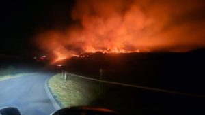 Cesano – Notte di fuoco, persone evacuate e arrivo di canadair