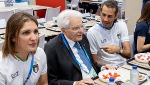 Olimpiadi 2024, Mattarella a fianco dei giovani atleti scherza e mangia con loro