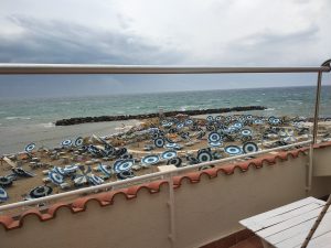 Santa Severa, tromba d’aria devasta la spiaggia: “Piovevano ombrelloni ovunque”