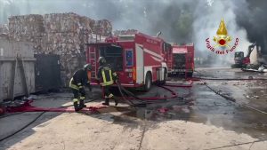 Incendio in un’azienda per lo smaltimento di carta nell’aretino