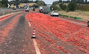 Anagni – Camion perde carico di pomodori, autostrada bloccata