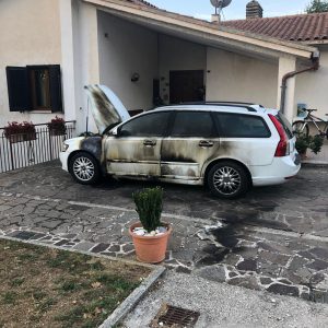 Torricella in Sabina –  Data alle fiamme l’auto del sindaco