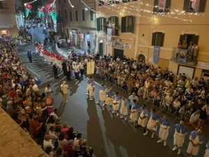 L’Associazione Fratelli Incollatori di Capena nel cordone di sicurezza della Macchina di Santa Rosa