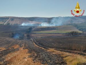 Anguillara – Vasto incendio in zona via Santo Stefano, volano i canadair