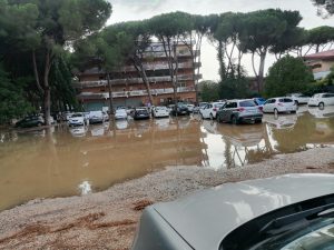 Tarquinia Lido allagata, rabbia dei residenti: “Tombini mai puliti dalla nuova amministrazione” (VIDEO E FOTO)