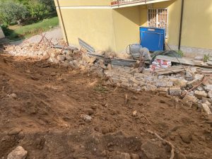 Civita Castellana, crolla muro di contenimento durante lavori in un’abitazione: feriti due operai