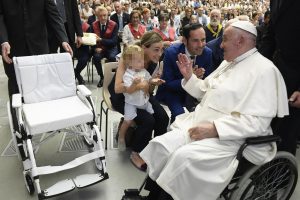 Vaticano – La nuova sedia a rotelle di Papa Francesco costruita da Officine Ortopediche di Frosinone