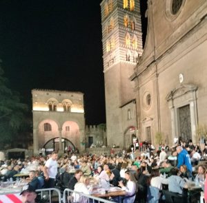 Viterbo – La città abbraccia i suoi Facchini, oltre 1000 presenze alla cena di solidarietà