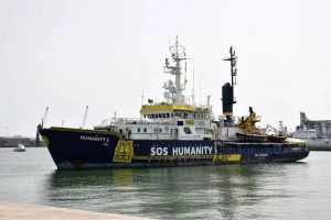 Nave Humanity 1 soccorre 60 migranti, diretta a Civitavecchia