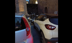 Viterbo – Palazzo dei Papi, sotto alla Loggia un parcheggio abusivo in piena regola