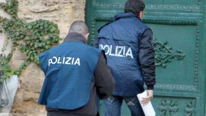 Latina, medico nei guai: aggredisce la fidanzata e viene scoperto con armi non dichiarate