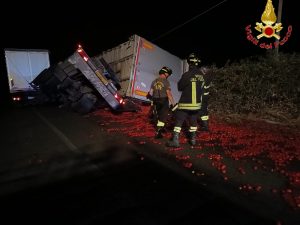 Civitavecchia, camion di pomodori si ribalta: provinciale 7b bloccata nella notte