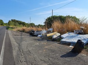 Montalto di Castro (VT) – Discarica abusiva sulla Castranese, i cittadini: “C’è di tutto”