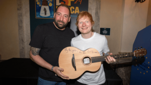 Su Catawiki la chitarra di Ed Sheeran per l’ospedale di Massa Carrara