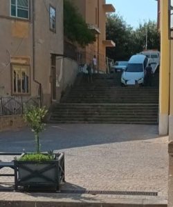 Con l’auto giù per le scale a Tuscania: “Colpa del navigatore”