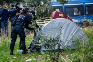 Roma – Operazione antidegrado in viale Pretoriano, rimosse 30 tende e indentificate 19 persone