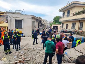 Crolla palazzina nel napoletano, 4 morti tra cui due bimbi. Due i superstiti