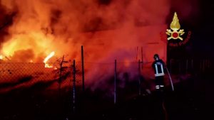 Incendio in un’azienda in provincia di Forlì, a fuoco capannone